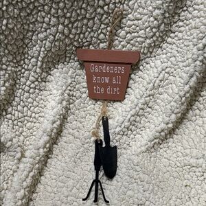 Rustic Brown 'Gardeners Know All the Dirt' Wall Hanging